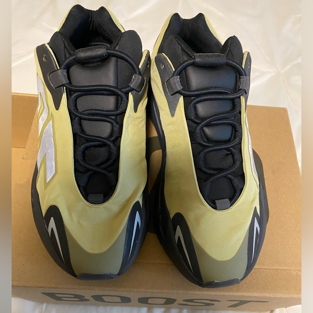 Adidas Yeezy Boost 700 MNVN